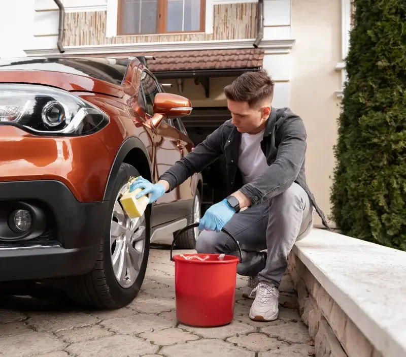 Lavage auto à domicile Lentilly : professionnel intervenant sur un véhicule